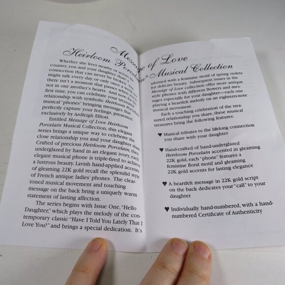 HEIRLOOM PORCELAIN TELEPHONE "HELLO DAUGHTER” Message Of Love - Music Box - Picture 10 of 16